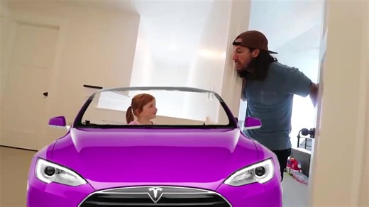 邻居永远都不会醒！阿德里和爸爸一起在模拟城镇玩耍！