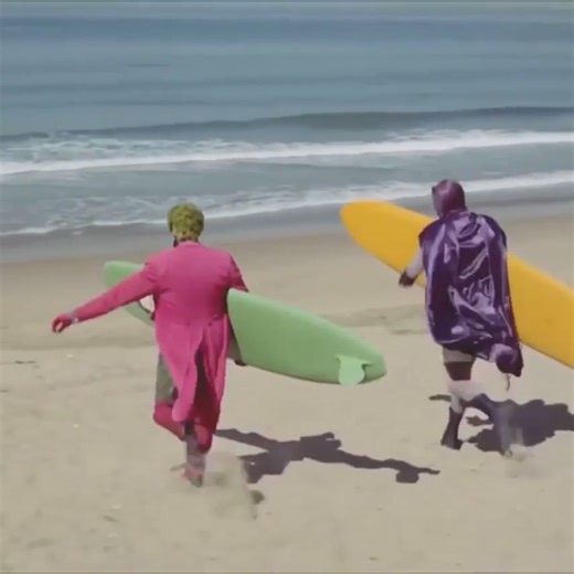 Batman die Serie, Staffel 3 Folge 10, Heiliges Surfbrett Der Joker will Surferkönig von Gotham City werden. Er kidnappt den Lokalmatador und überträgt dessen Können und Kraft mit einem Transferomator auf sich. Um den Gauner auszuschalten, meldet sich Batman als Jokers Konkurrent für den Wettbewerb an. | getDigital.de