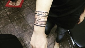 2K views · 72 reactions | Free Hand design.Arm band tattoos are one of the most popular ones that are inked on the arm of a person making the arm look dashing. It can be of any length. #MasculineArmbandTattoosDesigns #MasculineArmbandTattoos #ArmbandTattoos #ArmbandTattoosDesigns #Tattoos #Design #men #tattoo #TattoosDesigns | Sachin tattoos art gallery | Facebook