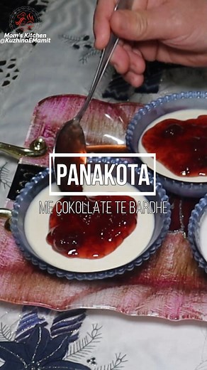 Panakota me çokollate te bardhe | White Chocolate Panna Cotta Panakota eshte nje embelsire e famshme italiane shume e shijshme dhe jo e veshtire per tu pergatitur. Perberesit: 700 ml pana pastiçerie 200 ml qumesht 80 gr sheqer 10 gr xhelatine pluhur uje te ftohte 100 gr çokollate te bardhe reçel luleshtrydhe __________________________________ Panna cotta is a classic Italian dessert famous for its creamy and silky smooth texture. It is Ingredients: 700 ml heavy cream 200 ml milk 80 gr sugar 10 g
