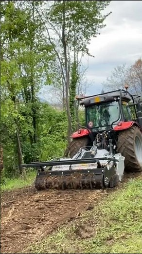 Le préparateur de sol FAE au travail avec un tracteur SAME