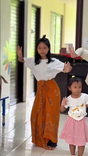 Kak nari pendet dirumah kakak