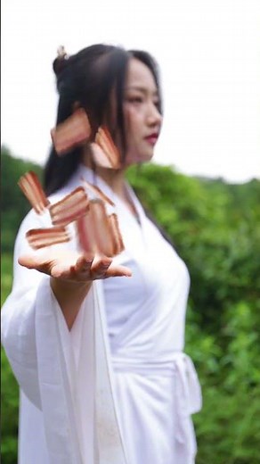 小龙女被五花肉攻击！最后那招什么意思？#武侠 #农村美食