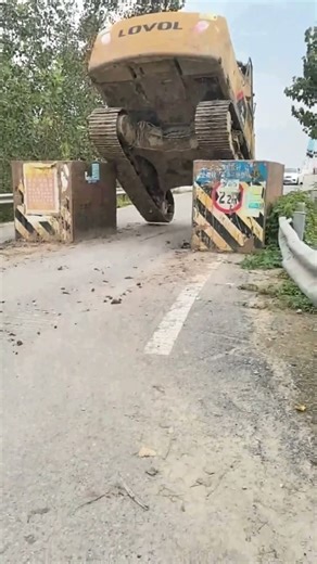 Excavator Stuck Between Road Barriers, Tracks Suspended for 30 Seconds!