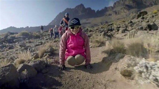 Mandy verlor beide Beine – jetzt klettert sie auf Berge