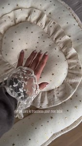 Vous souhaitez coudre une coussin pour bébé tout en découvrant les secrets du travail manuel ? ✨ Écrivez le mot-clé « coussin » et recevez toutes les informations des dimensions et ainsi que l’accès au patron. Créez de la beauté de vos propres mains, développez votre créativité et apprenez à valoriser et vendre vos idées avec confiance 💡 👉 Si vous regardez cette vidéo sur Facebook ou TikTok, le patron est disponible uniquement via mon Instagram. Rendez-vous sur mon Instagram (lien dans la bio)