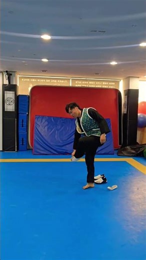 Is it possible to clap your feet three times? #clap