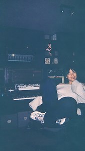 Ouidad on Instagram: "La version acoustique complète de « Je reste » est dispo ! Merci de m’envoyer de l’amour et du soutien tous les jouuuurs, mon love language à moi, c’est de vous chanter des chansons 🫶🏻"