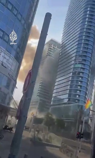 BREAKING: The moment a large Iranian ballistic missile struck downtown Tel Aviv. A direct hit in the heart of central Israel. #israel #war #iran #missile #explosion