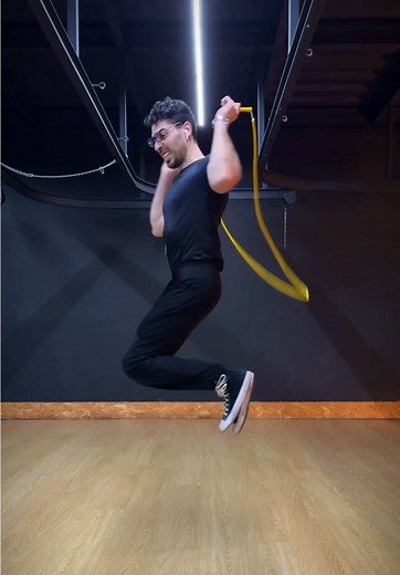 How To 360 Rotate / Transition?! 😯 There’s many ways to do it. But here’s a cool way to do it: 1. Initiate a Side-Swing Fusion 2. At the second swing rotate 180 3. Jump backward once 4. Raise your hands UP AND 4.2 Rotate another 180 (complete the 360) 5. Control the rope and centre it to JUMP in Enjoy & tag me and @timelessjump once you unlock it to get featured! - Rope I use: Timeless Jump™️Rope by @timelessjump #betheflow . #jumprope #skipping #skippingrope #jumpropechallenge #jumpropetricks