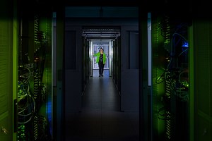 Die Unterscheidung zwischen menschlich verfassten Texten und maschinengenerierten Inhalten wird zunehmend anspruchsvoll. „Es gibt jedoch Möglichkeiten, Inkonsistenzen und Halluzinationen zu erkennen", sagt Barbara Plank, Inhaberin des Lehrstuhls für AI and Computational Linguistics an der LMU. Im Video spricht sie darüber, wie es in der Forschung an KI-Sprachmodellen weitergeht. | Ludwig-Maximilians-Universität München