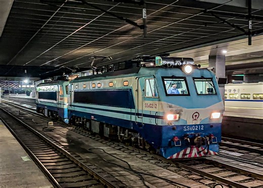 【中国铁路】会是……最后一次吗？上局热备SS8轮换结束，黑夜中的上海站又响起了熟悉的风机！双机SS8！以及进段与前两个回来的小8组成SS32！（电力50202）