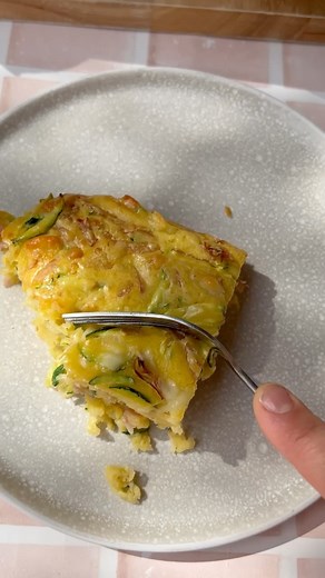 SIMPLE ZUCCHINI SLICE: our last zucchini slice was our most popular recipe for years, so we’ve come back better than ever 😳 this one is so simple but SO effective, you’ll love it! INGREDIENTS: 2 zucchini, grated 5 eggs 1 cup plain flour* 1 teaspoon baking powder 1 cup diced ham ½ cup grated cheese ¼ cup olive oil Salt and pepper METHOD: 1. Preheat the oven to 180C. 2. Add all ingredients to a large bowl. 3. Stir to combine & pour into lined baking tray. 4. Bake for 30 minutes or until golden. |