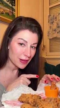 Poopi Blh mange des wings avec de la sauce creamy cheddar au goût Cheetos 😋 #poopi #poopiblh #food