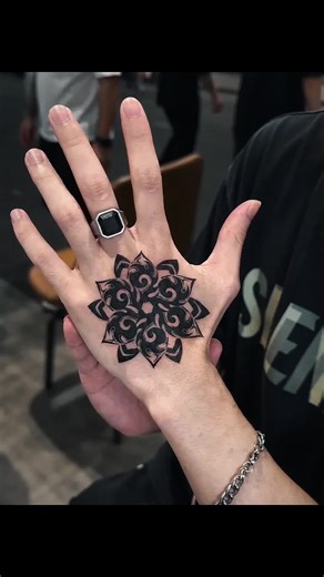 สติกเกอร์รอยสักลายวงกลมเชิงเรขาคณิตจากสมุนไพร [InkFlick] สวมใส่เพื่อความงามที่ซับซ้อนและน่าหลงใหล กันน้ำได้ ให้ผิวมีเอฟเฟกต์แมตต์เหมือนจริงและดูเป็นธรรมชาติ