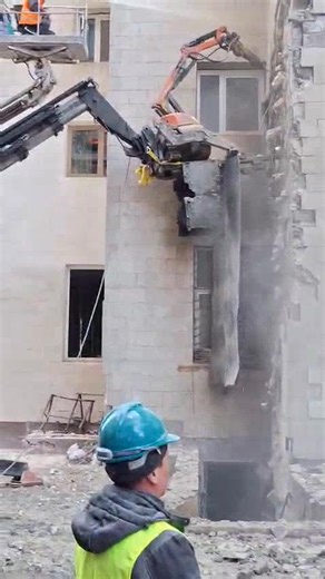 Demolări sigure la înălțime cu robotul Brokk! 🤖🏗️ Tehnologie de ultimă generație: robotul nostru Brokk suspendat pe stivuitor pentru demolarea precisă a fațadelor la orice înălțime. Siguranță maximă, eficiență ridicată și zero riscuri pentru operatori! 📞 Griord Group - Demolări inteligente și sigure! ························ Безопасный снос на высоте с роботом Brokk! 🤖🏗️ Передовая технология: наш робот Brokk, подвешенный на погрузчике, для точного сноса фасадов на любой высоте. Максимальная