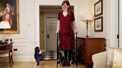 Moment world's tallest woman and shortest woman meet