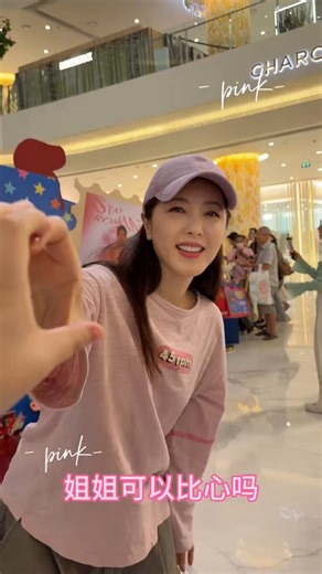 หม่าม๊า+หม่าม๊าเจิ้งหลี่+เสี่ยวซี 😆👯‍♀️ อินไทยแลนด์วันนี้ไปช็อปกระหน่ำกันที่บูธ ROSYDOEDIAN ด้วยล่ะ 🛍️ จะมีคนอื่นๆตามมาอีกมั้ย!?! รอลุ้นวันคอนเสิร์ตเลย!!#ZhaoLusi #จ้าวลู่ซือ
