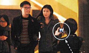 Vợ chồng Lê Minh dựng cảnh tình tứ giả