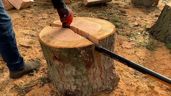 How to Quickly and Safely Split Large Wood Rounds Without an Axe?