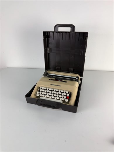 Olivetti "lettera 35" Portable Typewriter, 1972 - Etsy