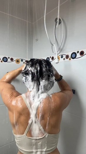 63K views · 1.8K reactions | Shampoo bomba de crescimento capilar que além do brilho, trata caspa e problemas de queda capilar se for de origem do couro cabeludo!! É tudo de maravilhoso!! Você já usou?! Comenta aí a sua experiência! #shampoo #quedadecabelo #cabelo #viral #cabelos #cabelosaudável | Arlinda Silva | Facebook