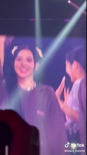 Jisoo Emotional Moment at Blackpink Concert