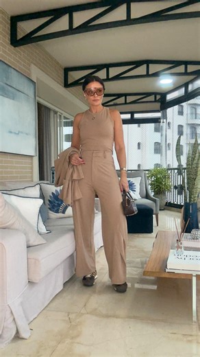 ROBE NOIRE on Instagram: "✨ Looks práticos & confortáveis, zero esforço! Do trabalho 🖇️ ao lazer 🌅, sem trocar de roupa. 🛒 Compre agora em www.robenoire.com.br ou no WhatsApp (link na bio)! #RobeNoire #ModaConfortável #PrimaveraVerão2025 #DoTrabalhoAoLazer #LooksPráticos #EstiloSemEsforço #ModaFeminina #LookConfortável #EstiloDoDia #RoupasFemininas #FashionBrasil #LookPerfeito #ModaOnline #ConfortoComEstilo #OOTDBrasil"