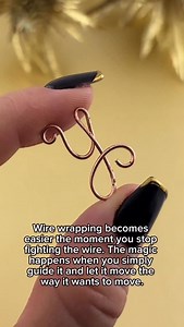 There’s a gentle magic in wire wrapping: when you trust your hands, the wire finally surrenders 😉 #wirewrapping #wirewrapped #jewelrymaking #wirejewelry #craft | Wire Art Tutorials by Erika