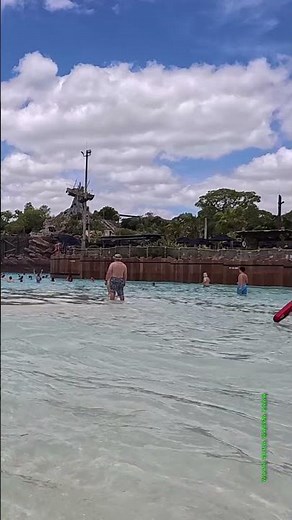 4K Impressive Wave Pool - Huge Tidal Waves at Disney's Typhoon Lagoon#waves