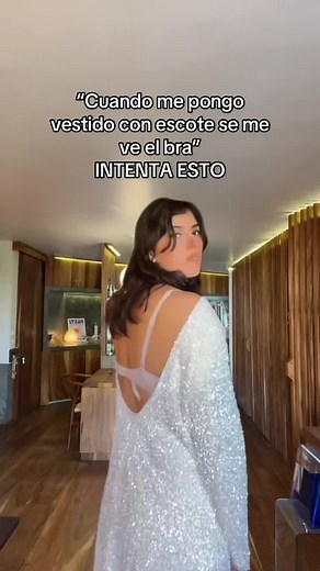 Cómo ocultar el sujetador en vestidos escotados