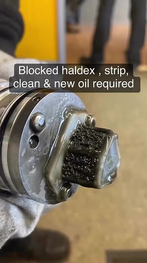 Haldex fault logged - found haldex pump blocked , remove pump.. strip, clean & new oil 👌 #haldex #haldexproblems #mechanicproblems #topdon #mechanic #mechaniclife #väg #vaggroup #blockedhaldex #garagelife #carworkshop #carrepair