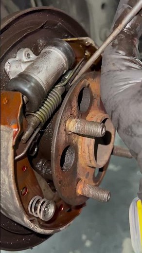 Adjusting Handbrake shoe #handbrake #brakeshoe #brakejob #brake #toyota #toyotayaris #shorts