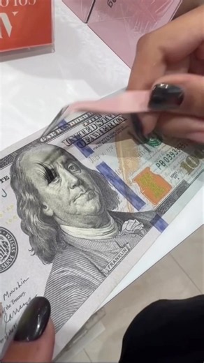 Pose de cils : Benjamin Franklin craque pour des faux cils ✨