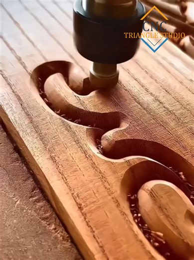 ¿Sabías que este tipo de relieve no es tallado 3D? 🤯 Este acabado se logra con la forma de la herramienta y se conoce como tallado 2.5D, combinando la herramienta correcta y un diseño bien preparado 🪵⚙️ Con esta técnica ahorras mucho tiempo de máquina y obtienes un acabado profesional, ideal para producción en serie. En CNC TriangleStudio te ofrecemos: ✔️ La herramienta adecuada ✔️ Diseños listos para CNC 📲 Escríbeme por WhatsApp 7821950917 🇲🇽 para más información. #CNCRouter #CNCWood #Made