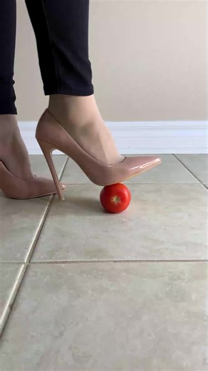 pudding and tomato crashed by high heels. #foodfood #highheel #fruits