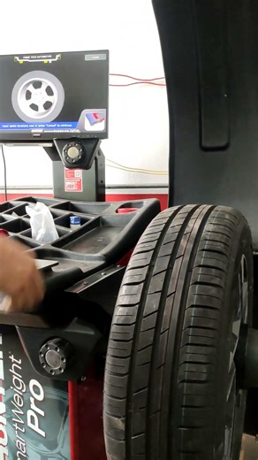 Hunter Wheel Balancing! #shorts #balancing #tyresafety #cars #trendingreels #hunter