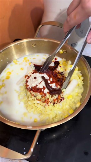 I don't mind getting messy with creamy buldak carbonara