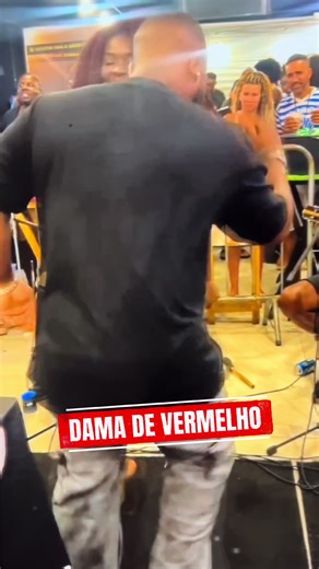 Dama de Vermelho: Celebração do Samba e Pagode