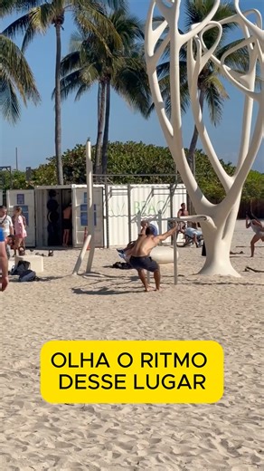Muscle Beach é academia natural: barra, areia, mar e disposição 💪🌊 Curte e salva pra lembrar desse rolê fitness em Miami! #Miami #MuscleBeach #BeachWorkout #Fitness #USA #FBStyle | Show das Milhas - Viagens e Experiências