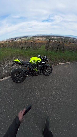 760K views · 43K reactions | REGARDE J'TE DIIIIS  Nouvelle #Insta360 X4 Air  Qualité 8K dans une mini caméra 360, en gros c'est une mini X5 ! Commande là avec le code SCRAT pour avoir des accessoires offerts ! ️ https://www.insta360.com/sal/x4-air?utm_term=SCRAT #moto #streettriple #moto2 #triumph | SCRAT | Facebook