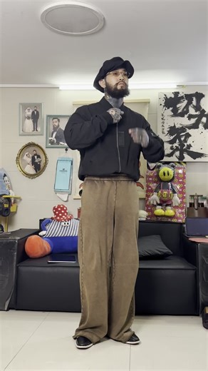 MA-1 飞行员夹克1950年代，由于喷气机的出现传统的B-15飞行夹克满足不了舒适性为了满足需求，MA-1 Flight Jacket 由此诞生！