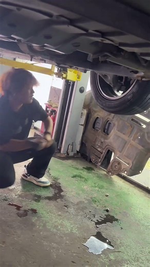 Watch This Mechanic Fight a Seized Rim