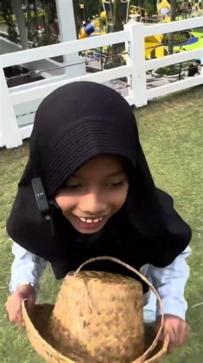 HUNGRY CUTE LITTLE SHEEP RUNNING AWAY 😂 #shorts