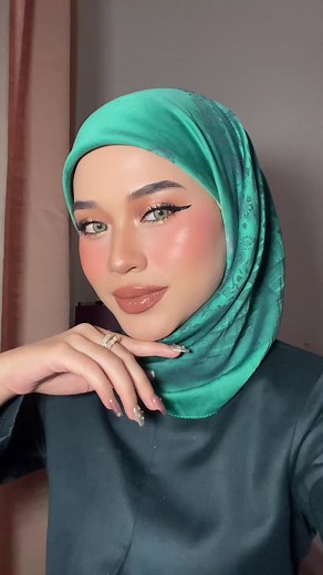 Get the Perfect Emerald Green Makeup Look | Step-by-Step Tutorial