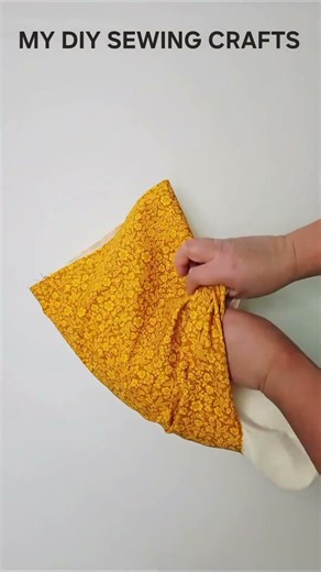 Craft the cutest sleeve your laptop deserves!#diysewingcrafts #laptopsleeve #sewingtutorial