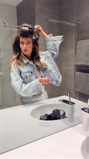 Юлия Носевич on Instagram: "Не так важен размер бигуди, как умение ими пользоваться😏 ⠀ Я 17 лет укладываю свои пористые волосы на бигуди-липучки, и вот топ самых частых ошибок, из-за которых укладка не получается. ⠀ ❌ Волосы рвутся и путаются? Расчесывай прядь бигуди и закручивай с натяжением. ⠀ ❌ Локон не держит форму и остается пушистость? Закручивай слегка влажные волосы, а не сухие. ⠀ ❌ Нет объема? Ставь бигуди строго перпендикулярно голове. ⠀ ❌ Остаются заломы на волосах? Фиксируй зажимом 