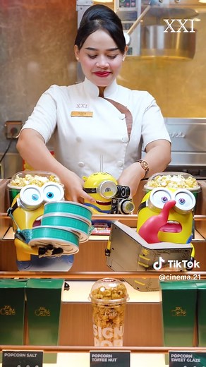3,2,1 AND ACTION 🎥🍌 Semua bintang utama Minions & Monsters akhirnya berkumpul #diXXI! Pilih paket favorit kamu: 1. James Sipper Cup Package — Rp400.000 2. Henry Spellbook Popcorn Bucket Package — Rp450.000 3. Henry Popcorn Bucket Package — Rp500.000 Setiap paket sudah termasuk Popcorn Salt (Kidz) dan Soft Drink (S). Bisa kamu dapatkan di XXI Café pilihan* dan Shopee XXI Café Official mulai 26 Juni 2026. Persediaan terbatas ya~ Siap berburu Henry atau James yang gemes ini? *Per 26 Juni 2026, te