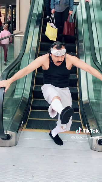 Hope everybody is having a firmé Sunday. That’s what’s uP.💪🏽💯 #CreeperKnows #EscalatorWorkout #CholoFit #cholofit