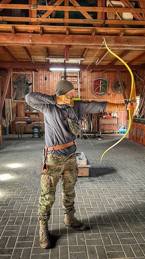 Fritz Meinecke on Instagram: "🏹Ich hab mich die letzten Tage ein bisschen mit dem Thema Bögen und Bogenschießen beschäftigt. Macht super Spaß und das intuitive Schießen ist nochmal eine ganz andere Hausnummer als mit einem Compoundbogen der eine Zielvorrichtung hat. Werde mir jetzt auch ein eigenes Set zusammen stellen und dann weiter trainieren. In dem Reel seht ihr einige Schüsse auf absolute Nahdistanzen. Waren glaub so 7m. Natürlich ist das keine große Leistung, aber es geht ja darum sich l